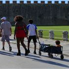 de rares touristes venus en famille  voir la tour penchée...