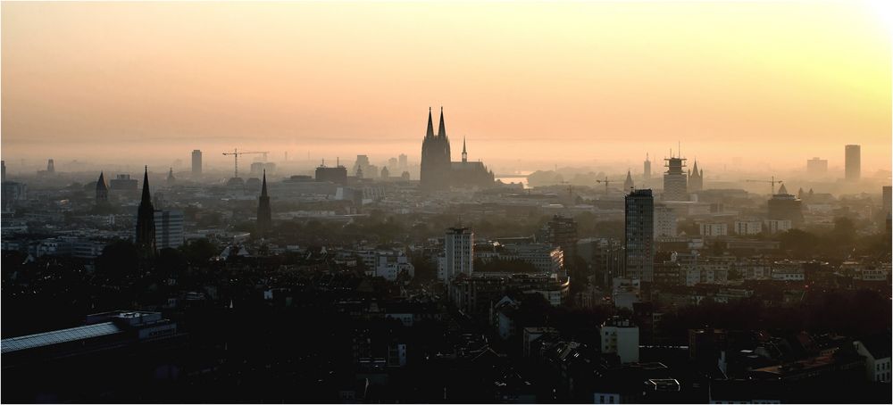 De Sonn jeiht op över`m Dom