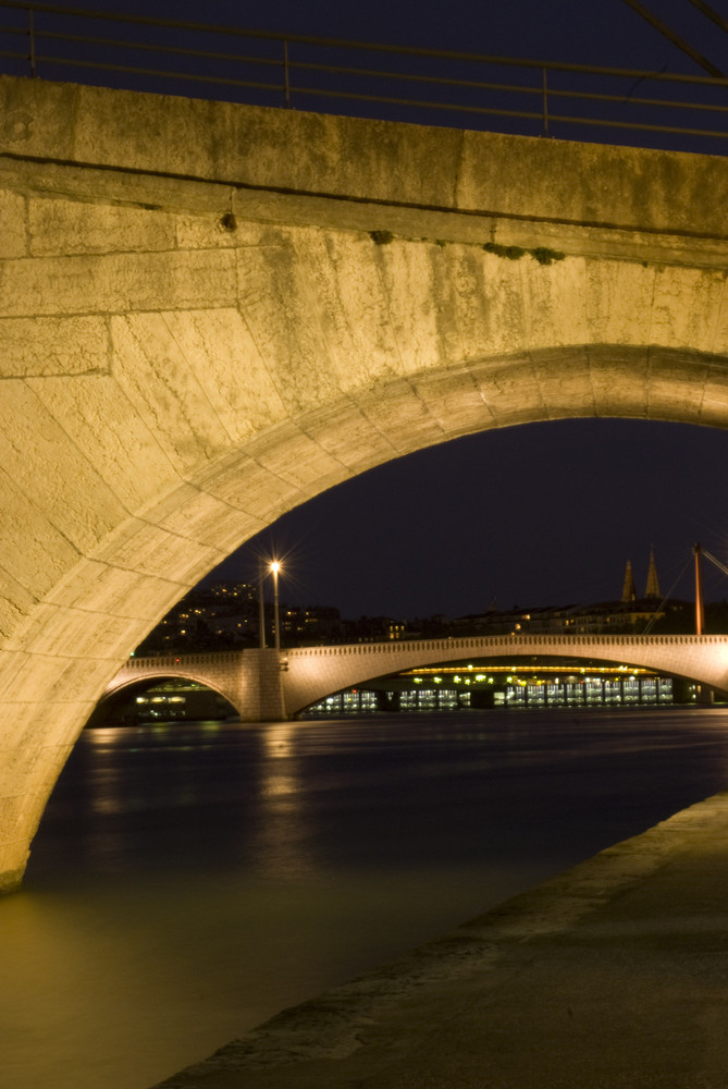 DE SOUS LA PASSERELLE ST GEORGES