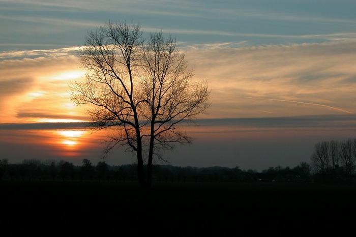 De zon gaat onder.