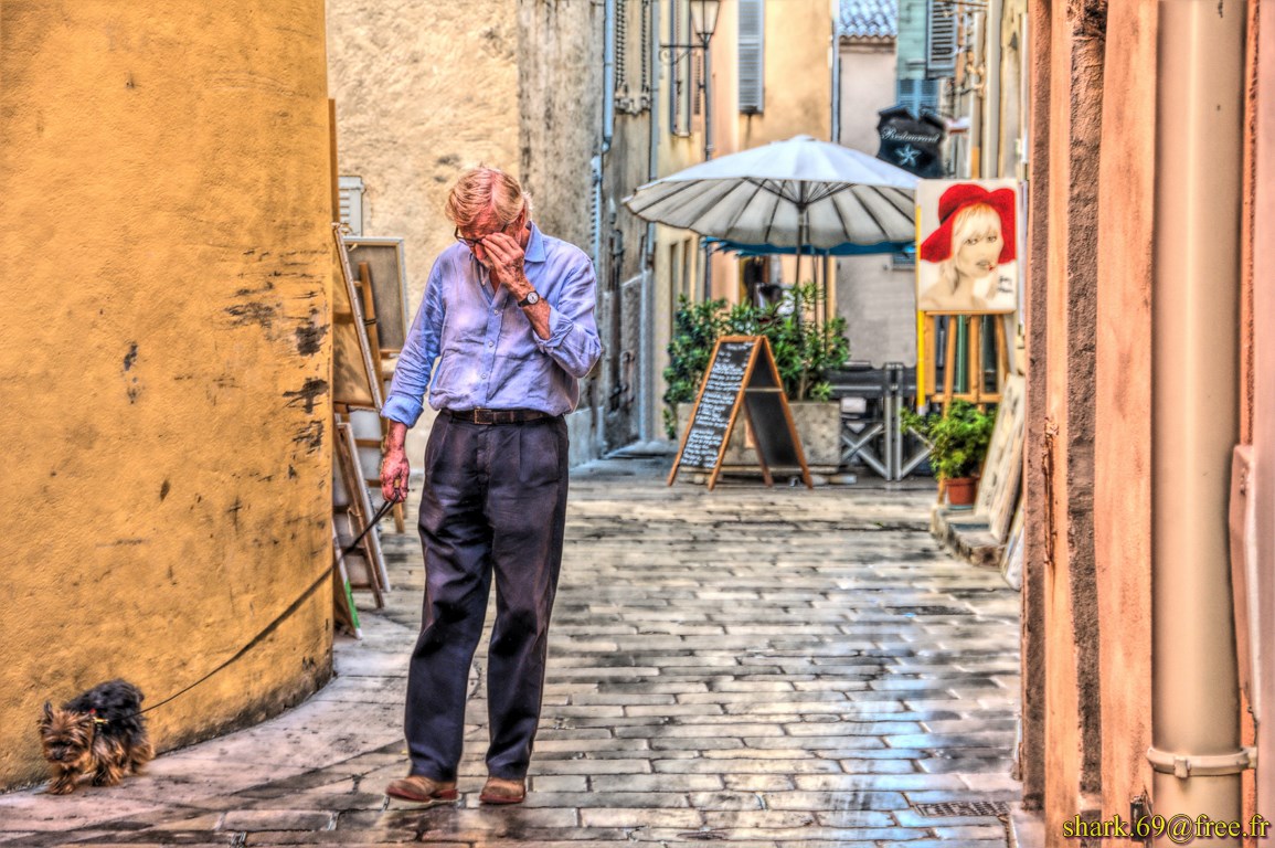 Déambulation dans ruelle de Saint-Tropez