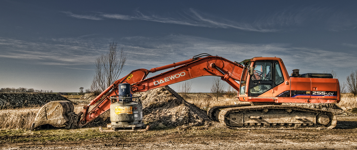 Deawoo Bagger mit Nordseedeich im Hintergrund