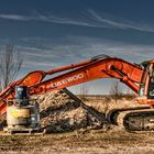 Deawoo Bagger mit Nordseedeich im Hintergrund