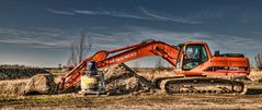 Deawoo Bagger mit Nordseedeich im Hintergrund