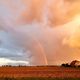 Regenbogen im goldenen Licht