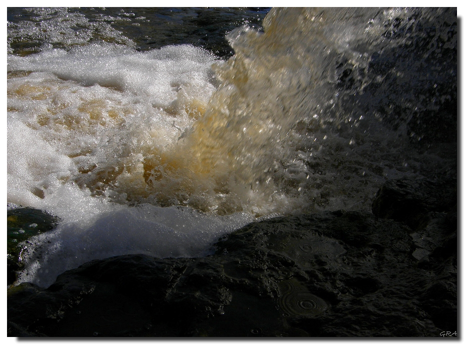 Debajo de la cascada...