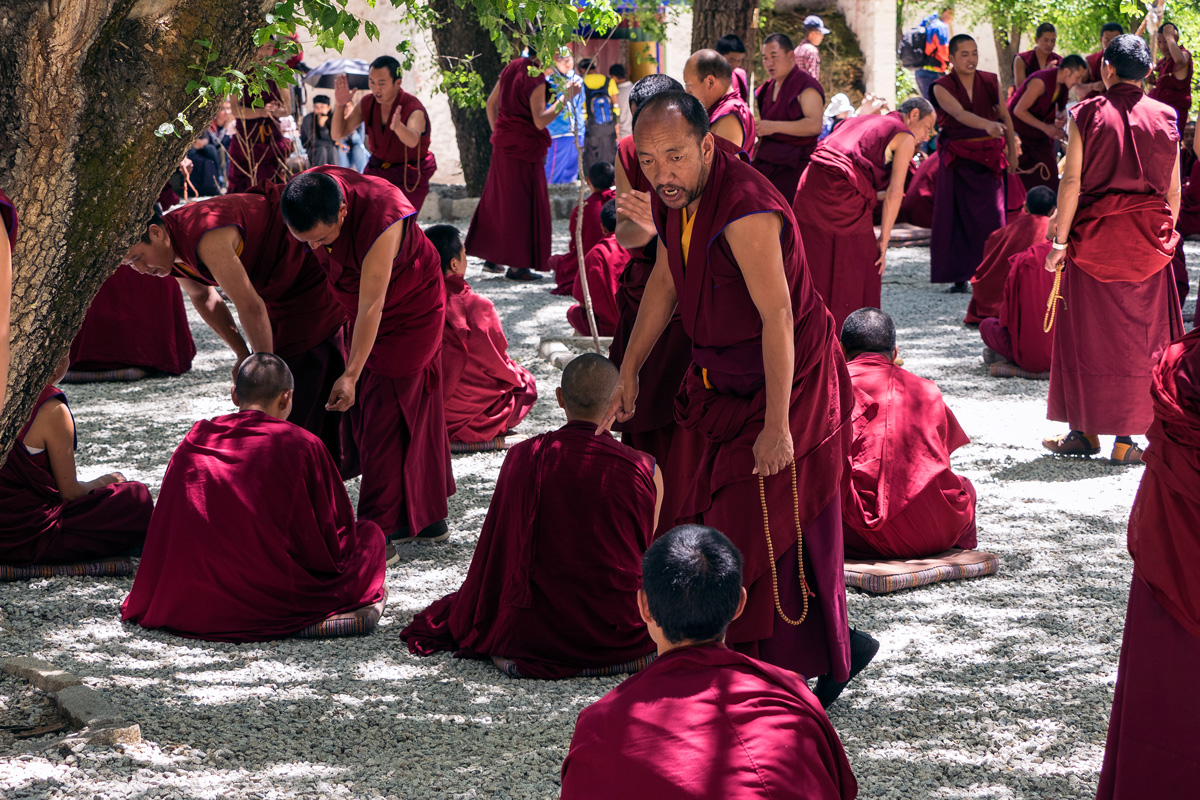 Debattierende Mönche im Kloster Drepung - Lhasa