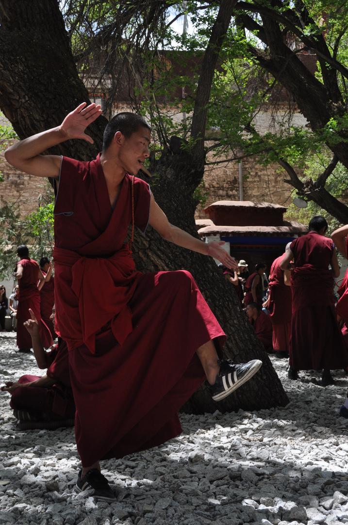 debattierende Mönche im Kloster Sera bei Lhasa Tibet