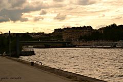 début de soirée sur les quais de la seine