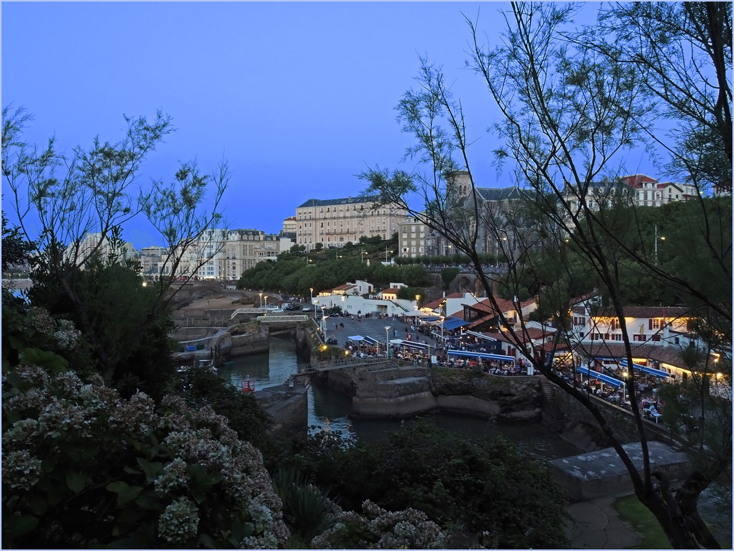 Début d’heure bleue sur le Port des Pêcheurs à Biarritz