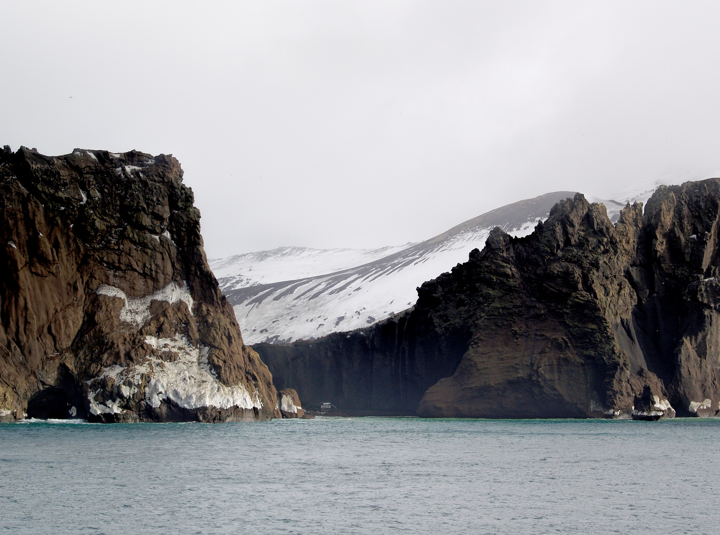 Deception Island steigt aus dem Meer