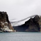 Deception Island steigt aus dem Meer