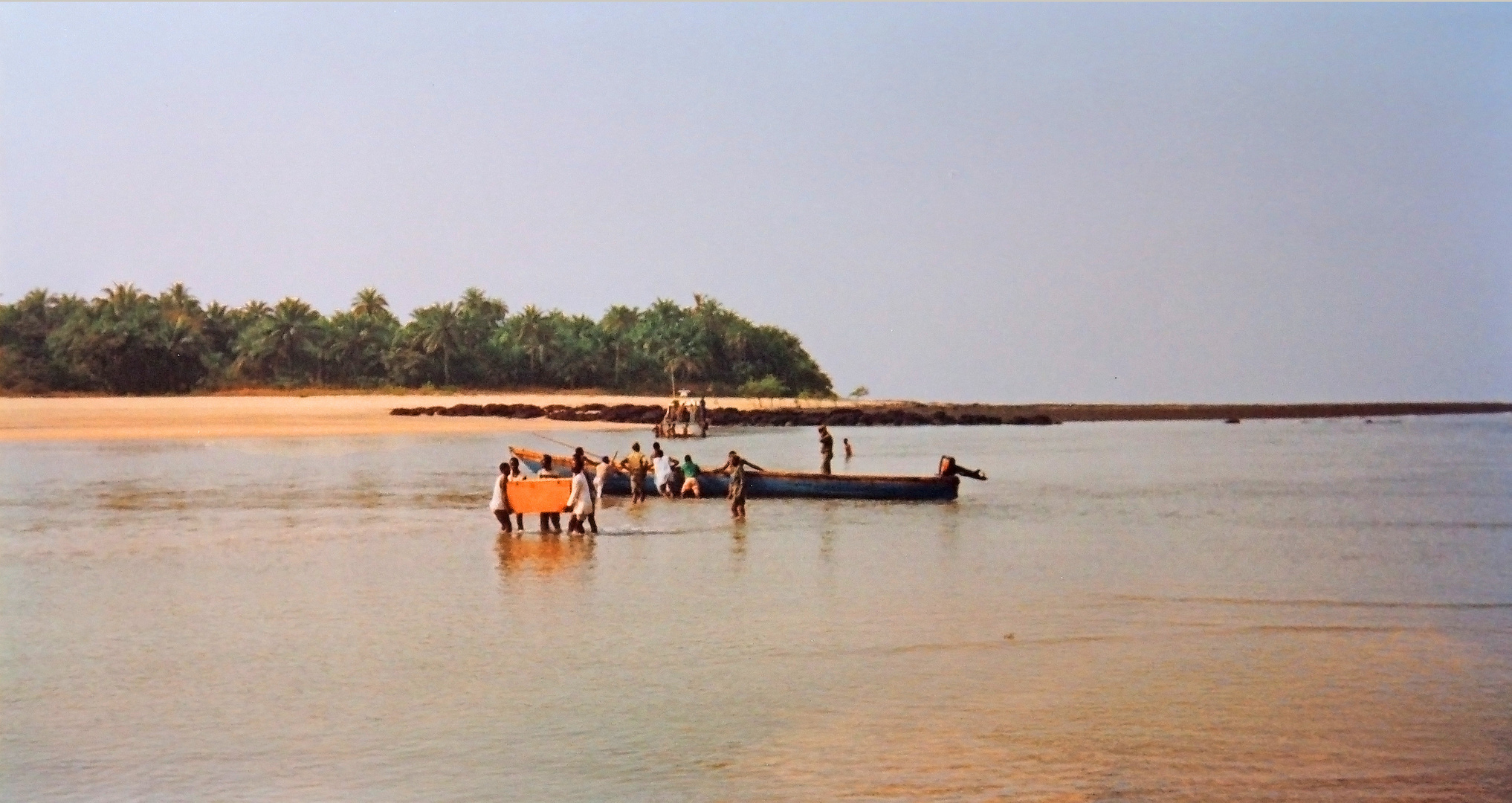 Déchargement d’une pirogue à marée basse