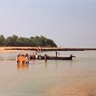 Déchargement d’une pirogue à marée basse