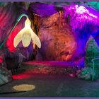 Dechenhöhe - eine Bühne in der Höhle bunt beleuchtet