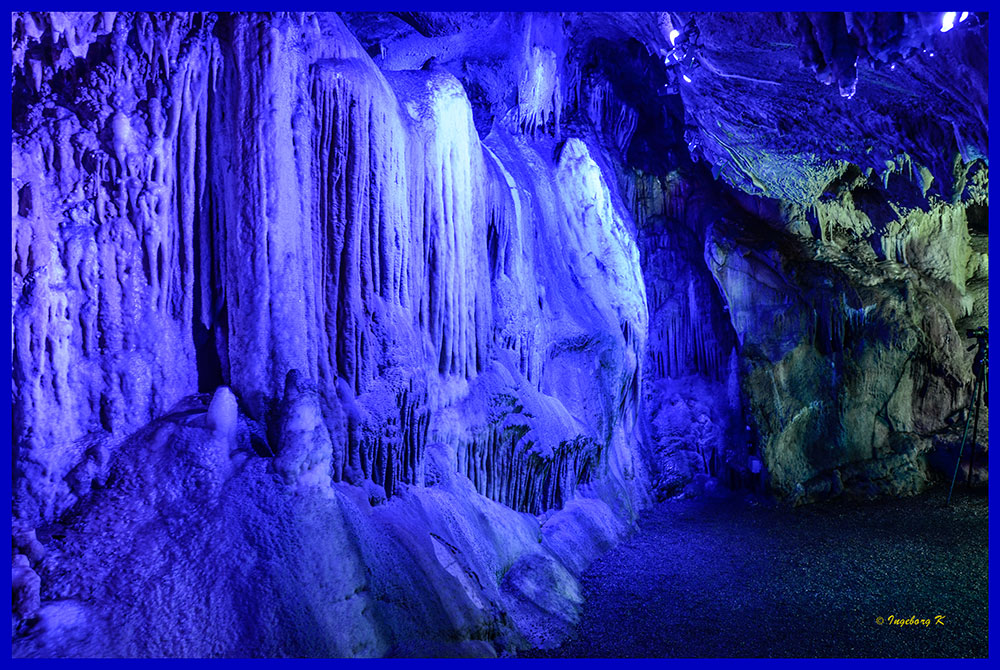 Dechenhöhle - Wasserfall in blau