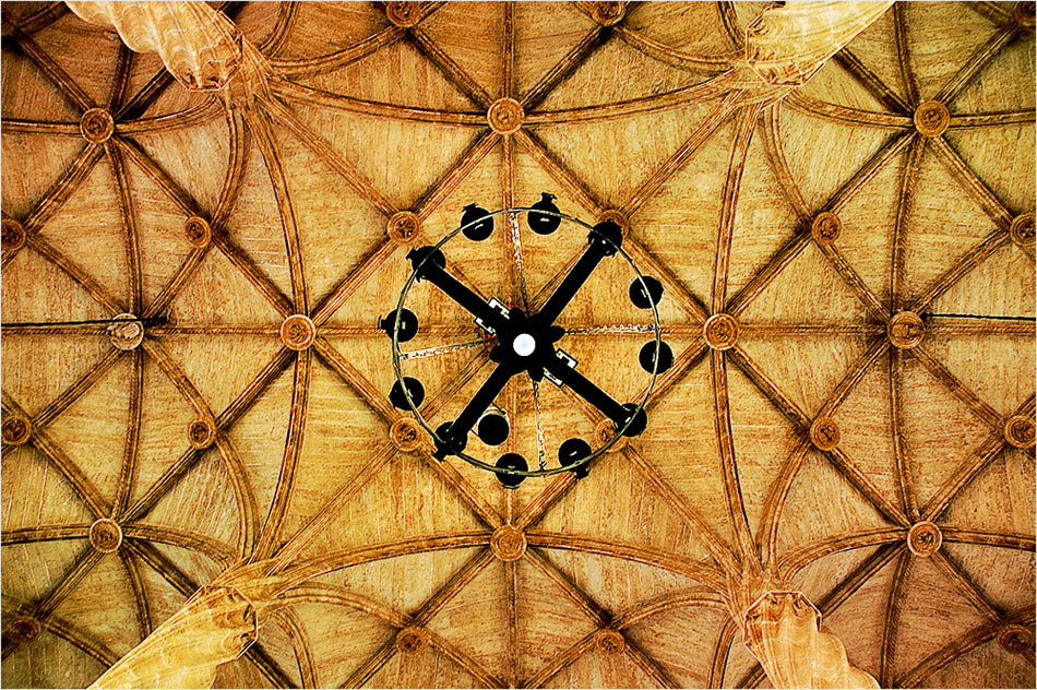 Decke mit Leuchter der "Lonja" , dem Börsengebäude aus dem Jahr 1483