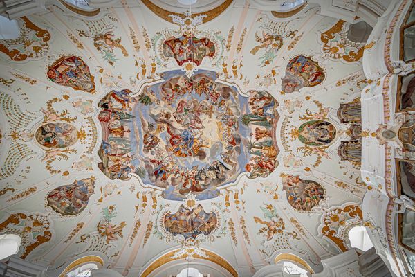 Deckenansicht in der Frauenkirche Günzburg