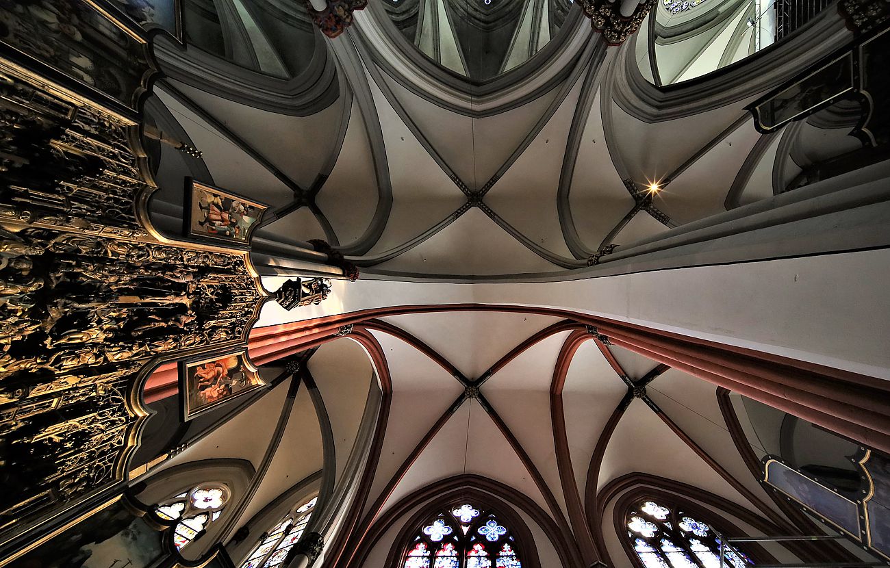 Deckenblick mit Flügelaltar