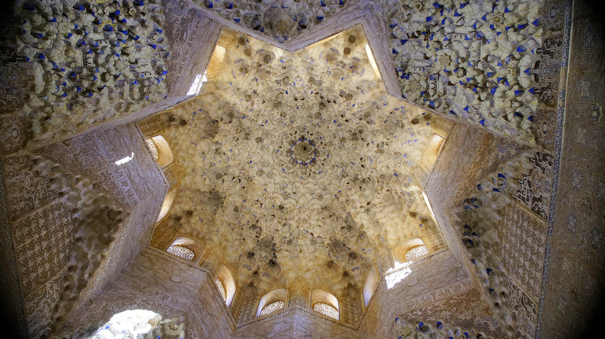 Deckenblick - Muqarnas in der Alhambra (Granada)