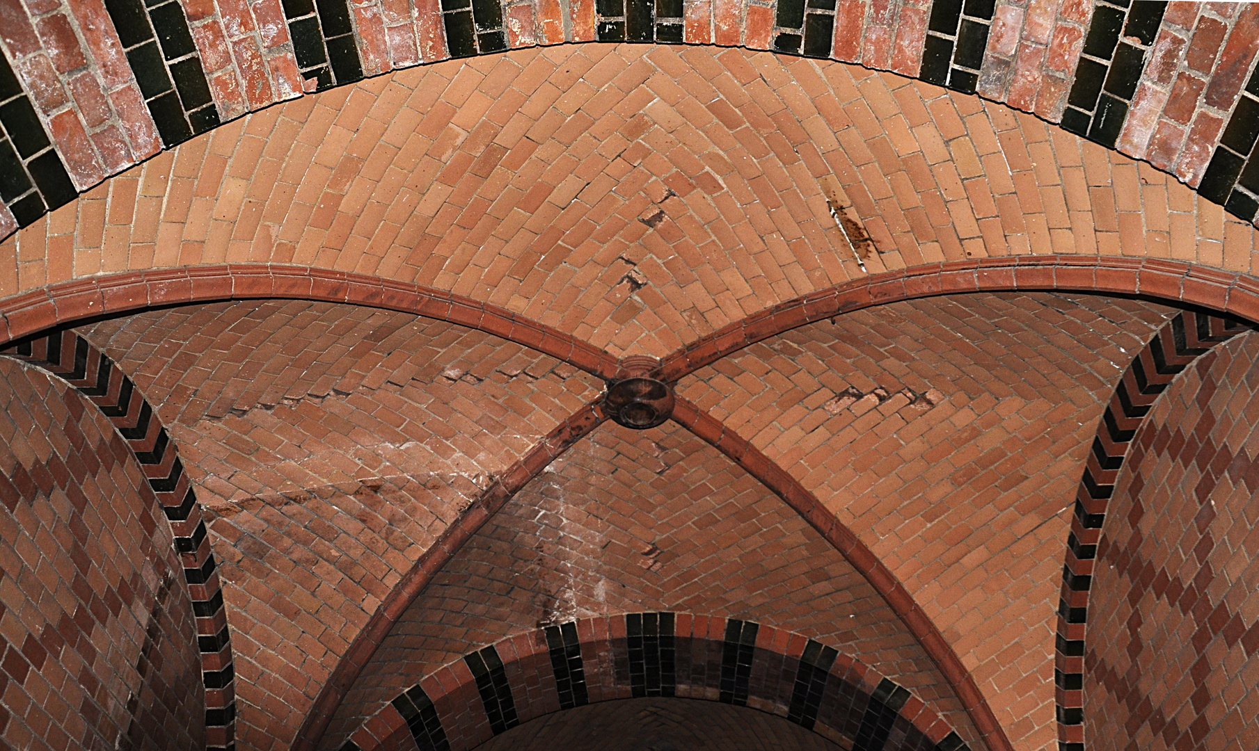 Deckengewölbe einer Tordurchfahrt in der Speicherstadt