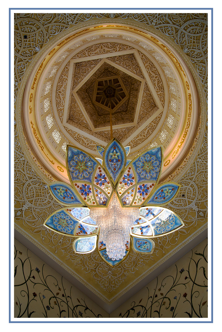 Deckenleuchter in der Sheikh Zayed Moschee