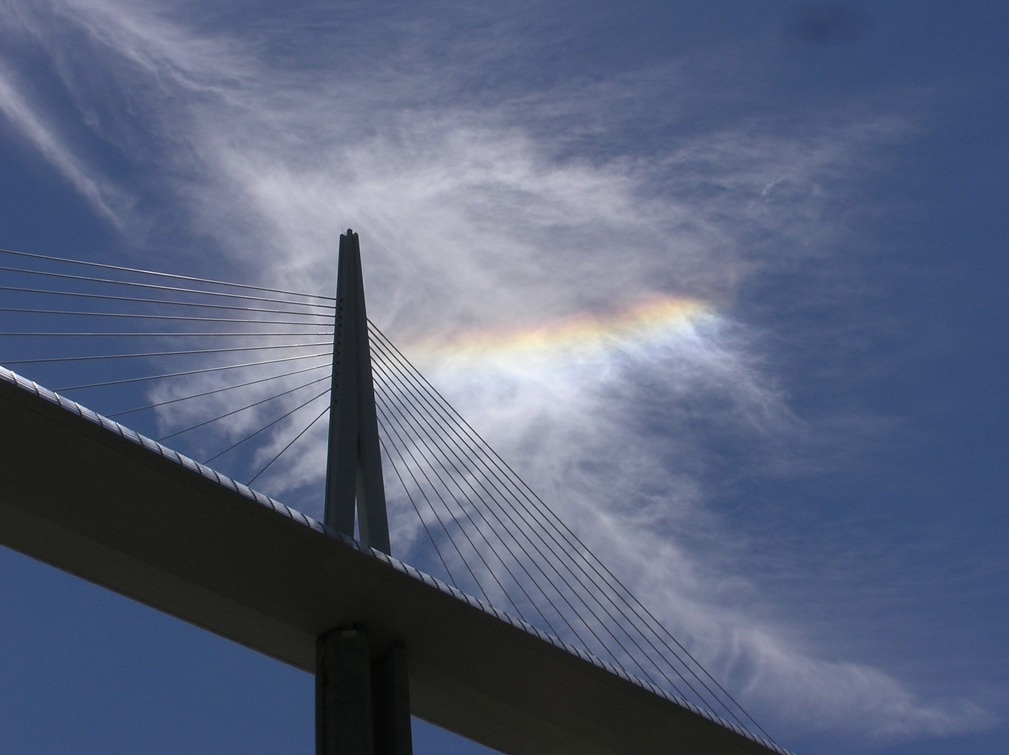 décomposition de la lumière blanche dans le prisme d'un cirrus