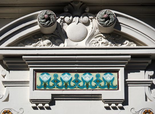 Décoration au-dessus d’une fenêtre