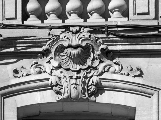 Décoration baroque sur une façade à Agen