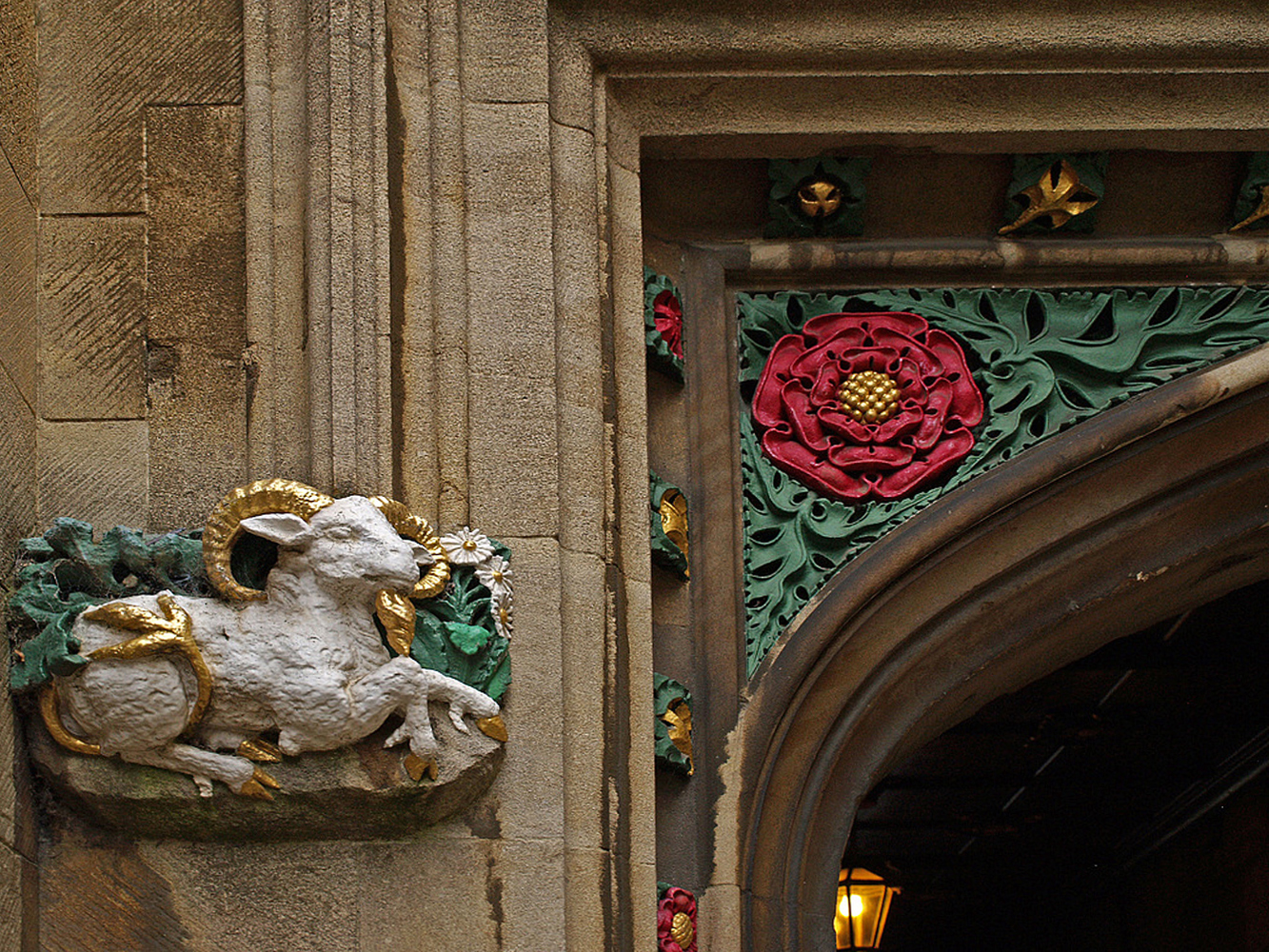 Décoration de porte  --  Christ’s College, Cambridge  --  Tordekoration