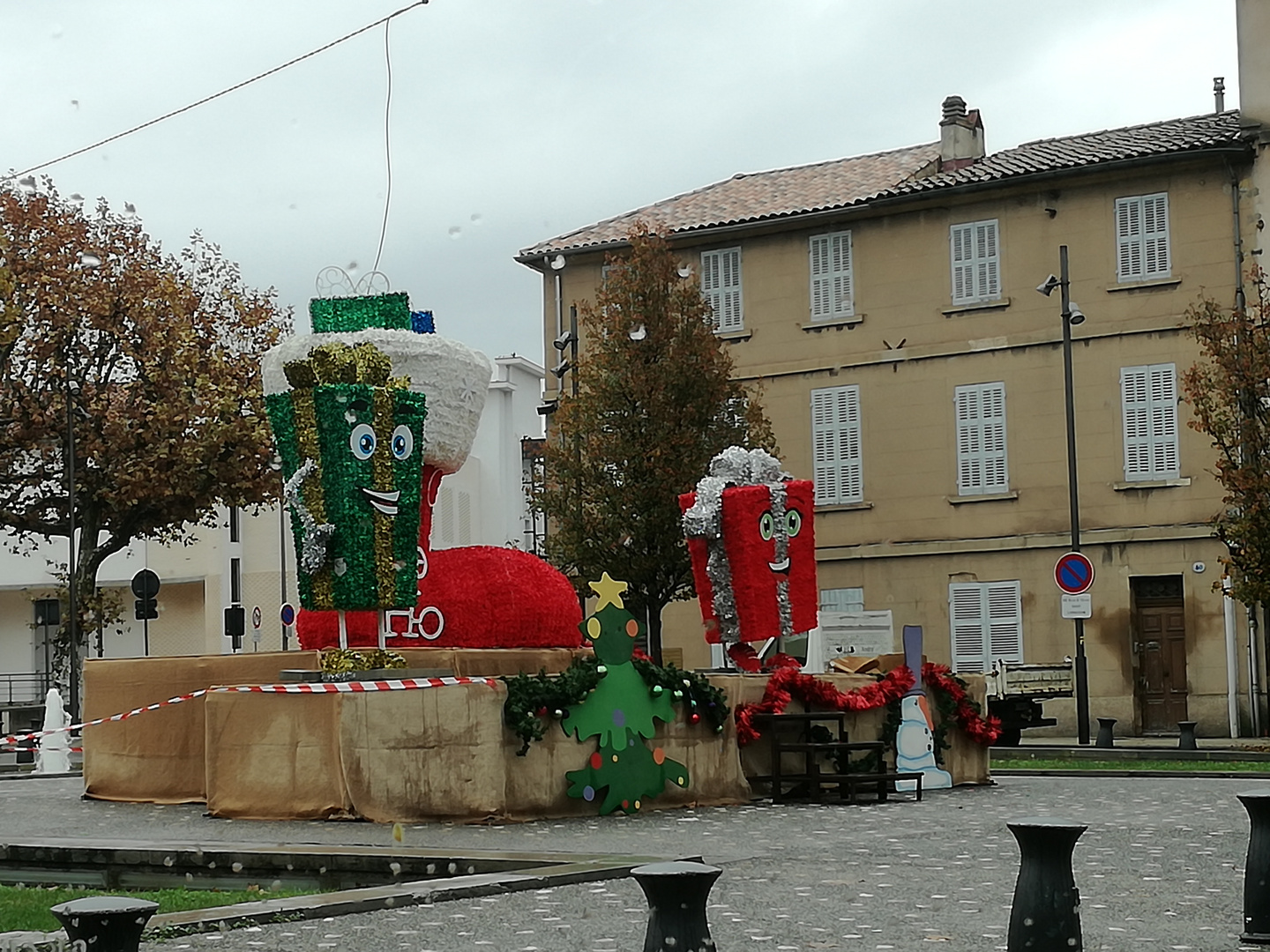 Décorations de Gardanne (sous la pluie) 