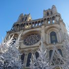 décore devant la collégiale de Mantes la jolie