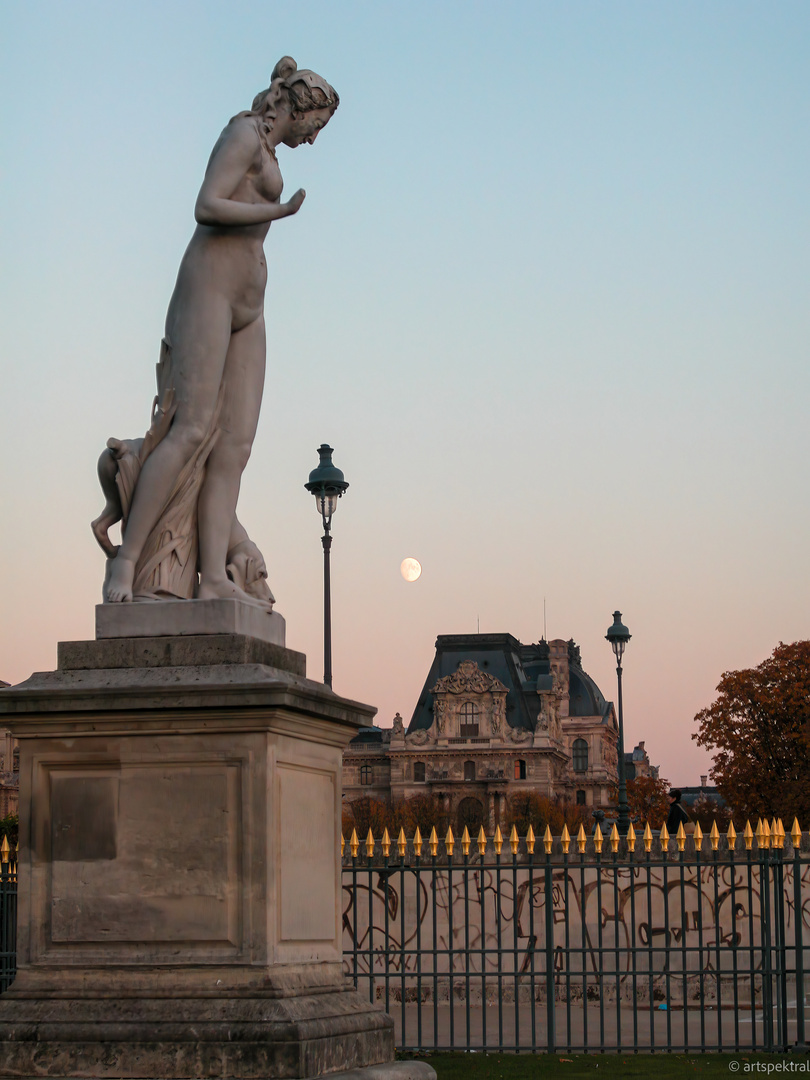 deep moon in Paris