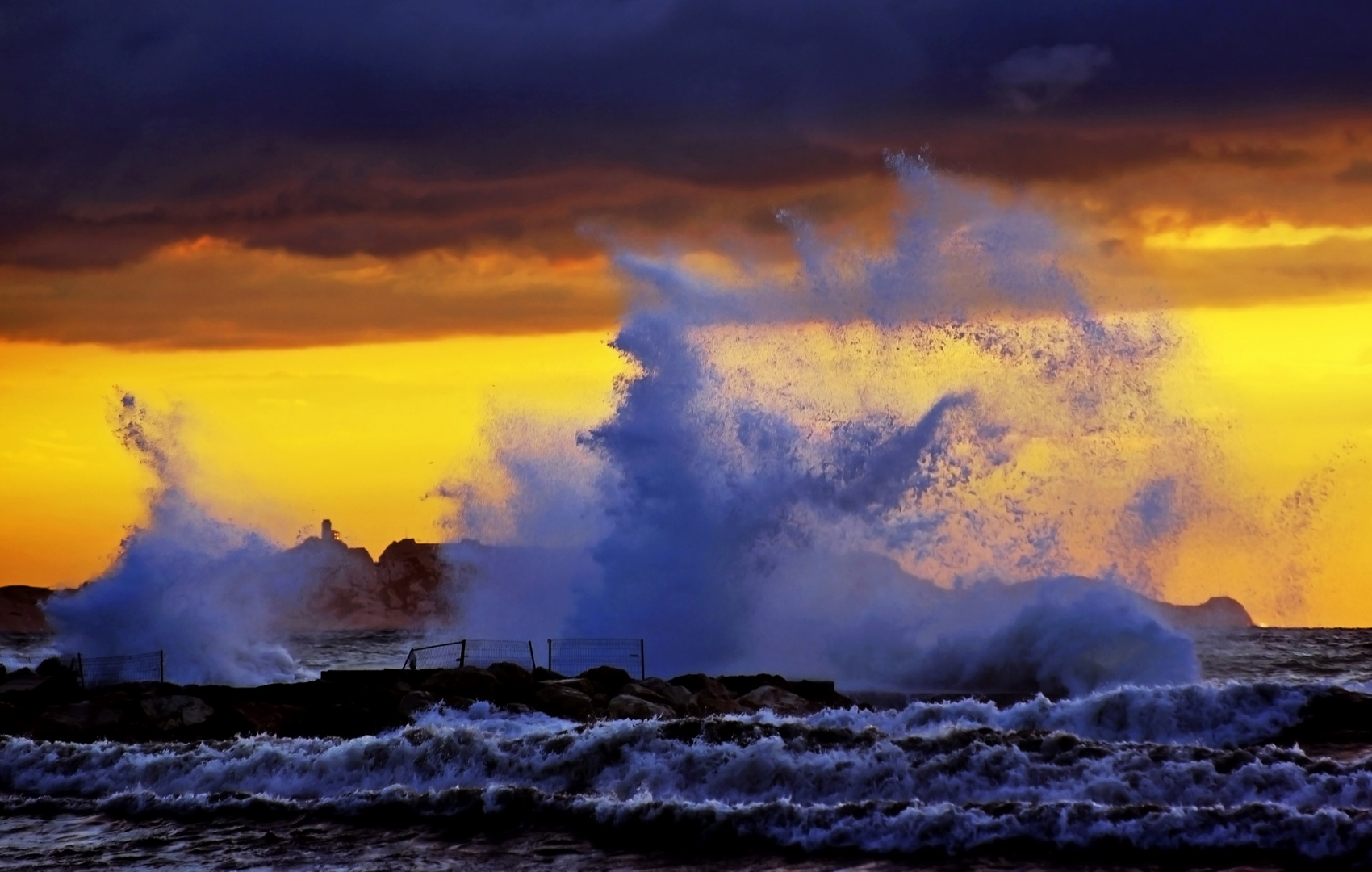 Déferlante au crépuscule