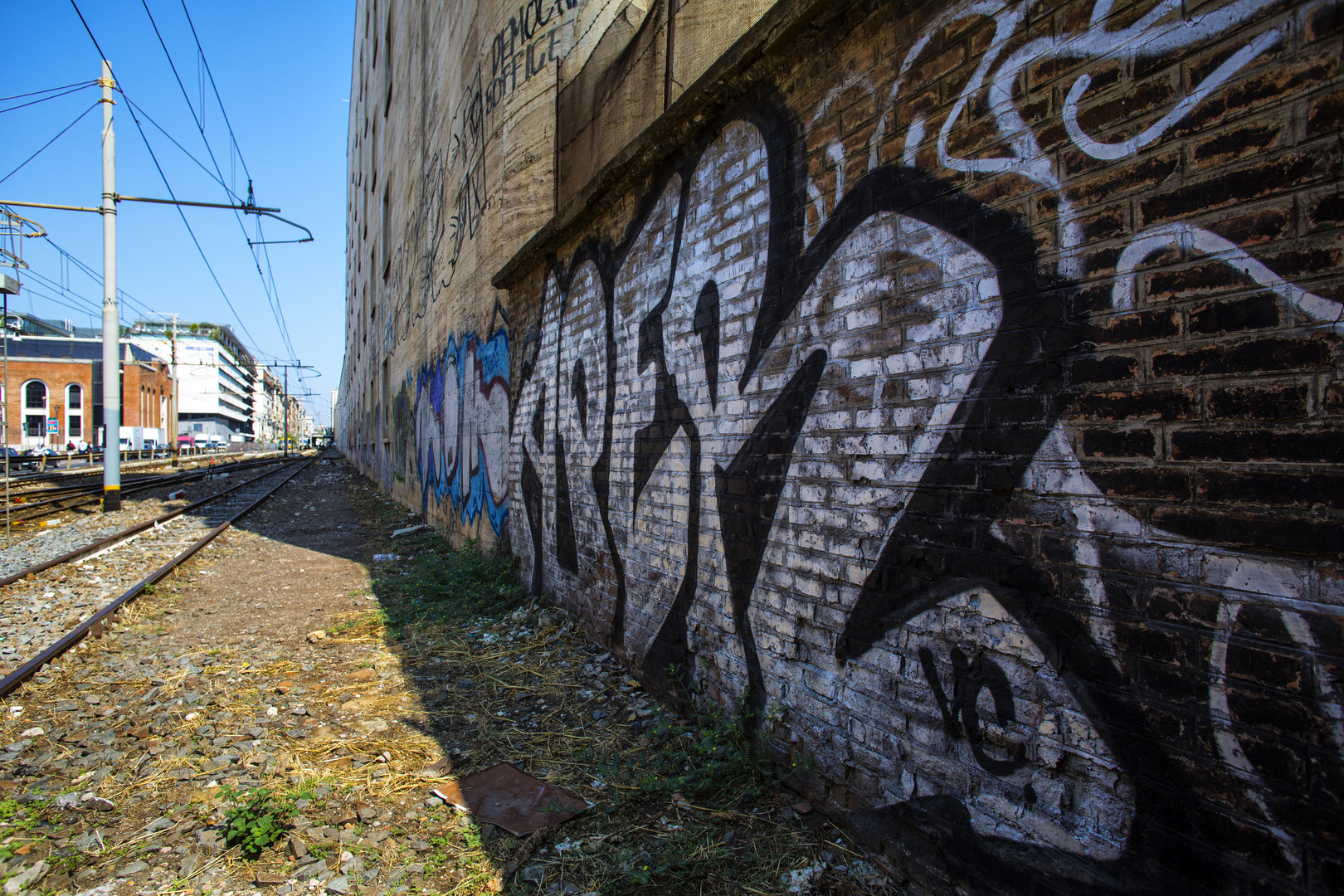 Degrado al muro esterno della Stazione Termini