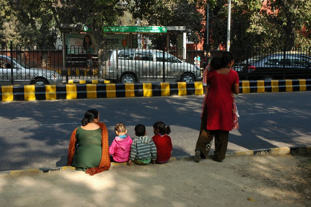 Dehli, street life (12) waiting for the bus