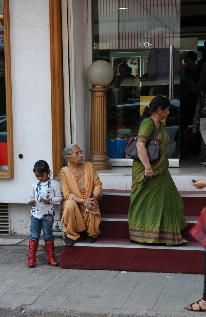 Dehli street life - contrasts