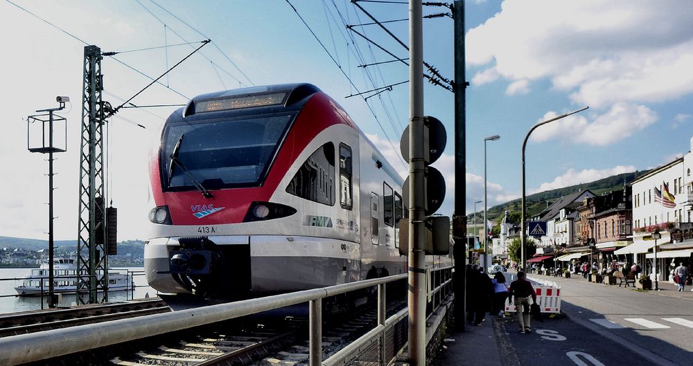 Dei Rheingaubahn passiert Rüdesheim
