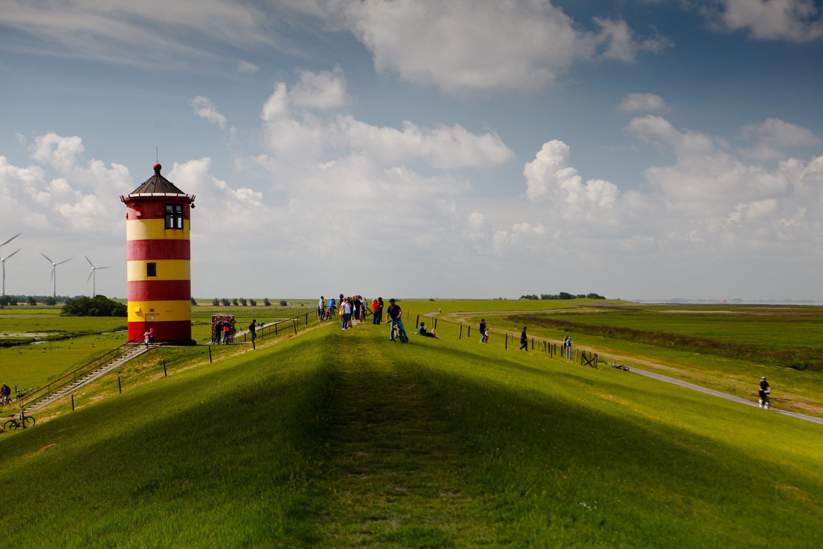 Deich mit Leuchtturm