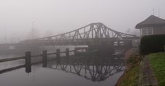 Deichbrücke im Nebel