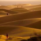 deine Spuren im Sand verlieren sich bei Sonnenuntergang 