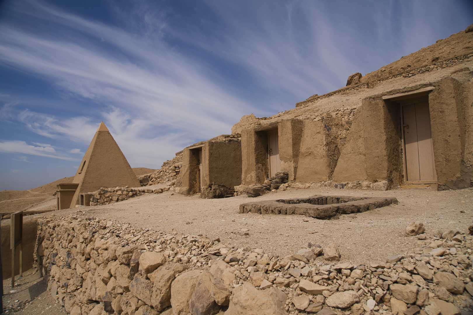 Deir el Medina kleine Pyramide