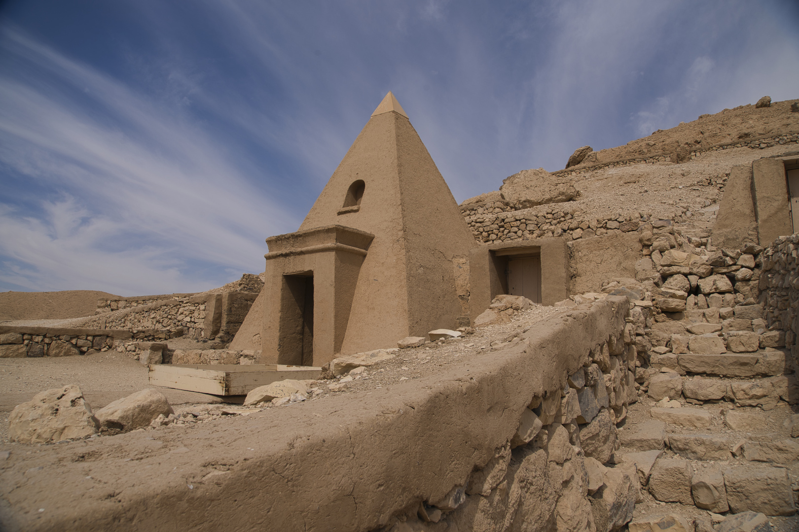 Deir el Medina kleine Pyramide 