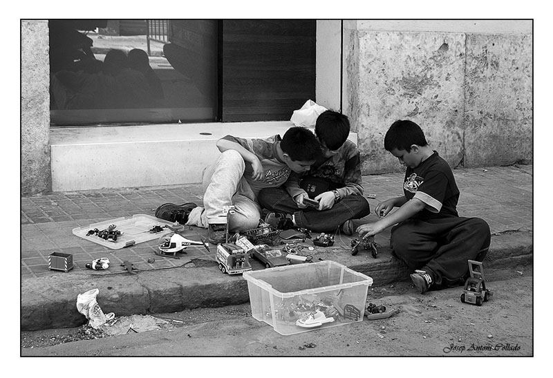 Deixeu els xiquets jugar - Let the children  play