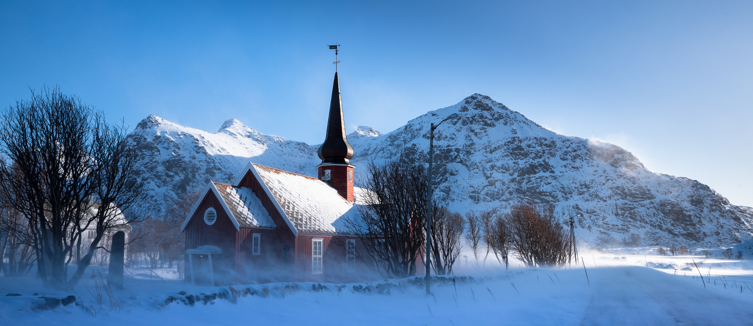 "Déjà vu" im Sturm bei der Kirche von Flakstad