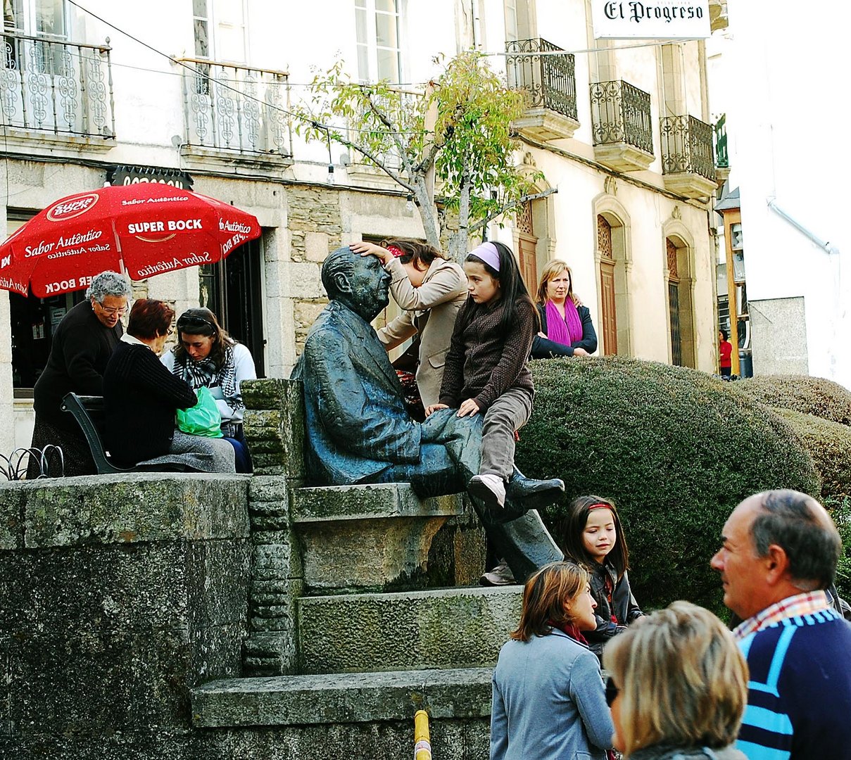 Dejad que los niños acaricien a Cunqueiro...