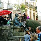 Dejad que los niños acaricien a Cunqueiro...