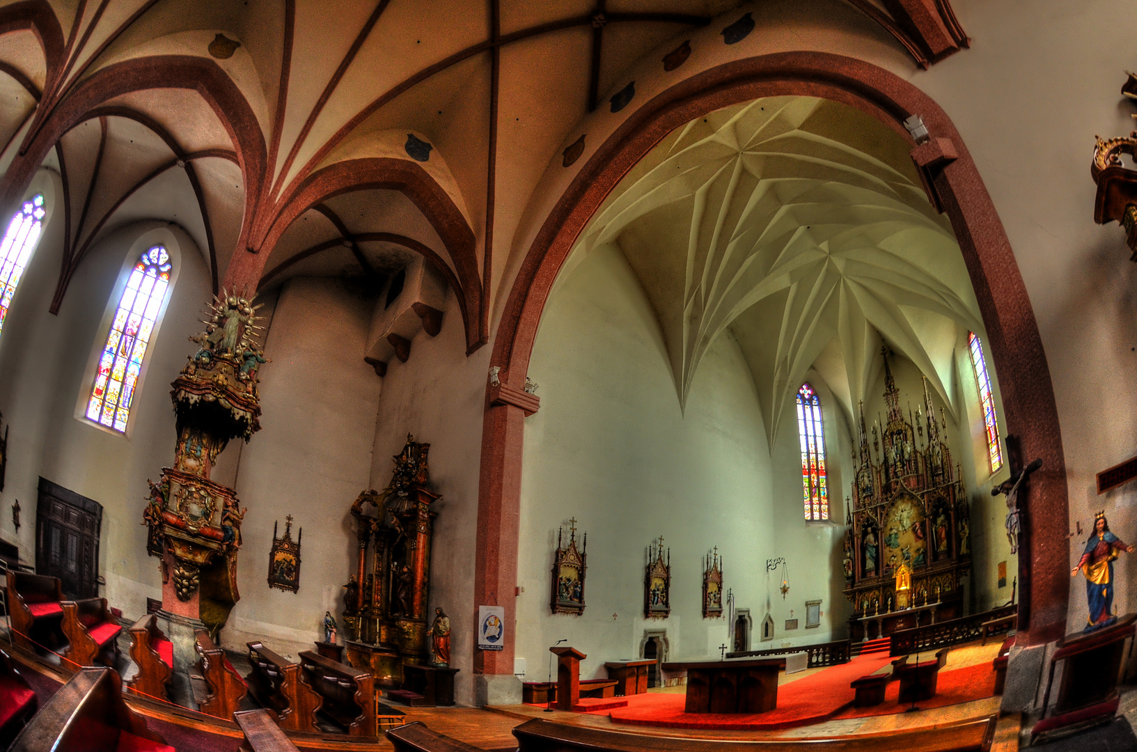 Dekanatskirche zur Verklärung Christi / Tabor