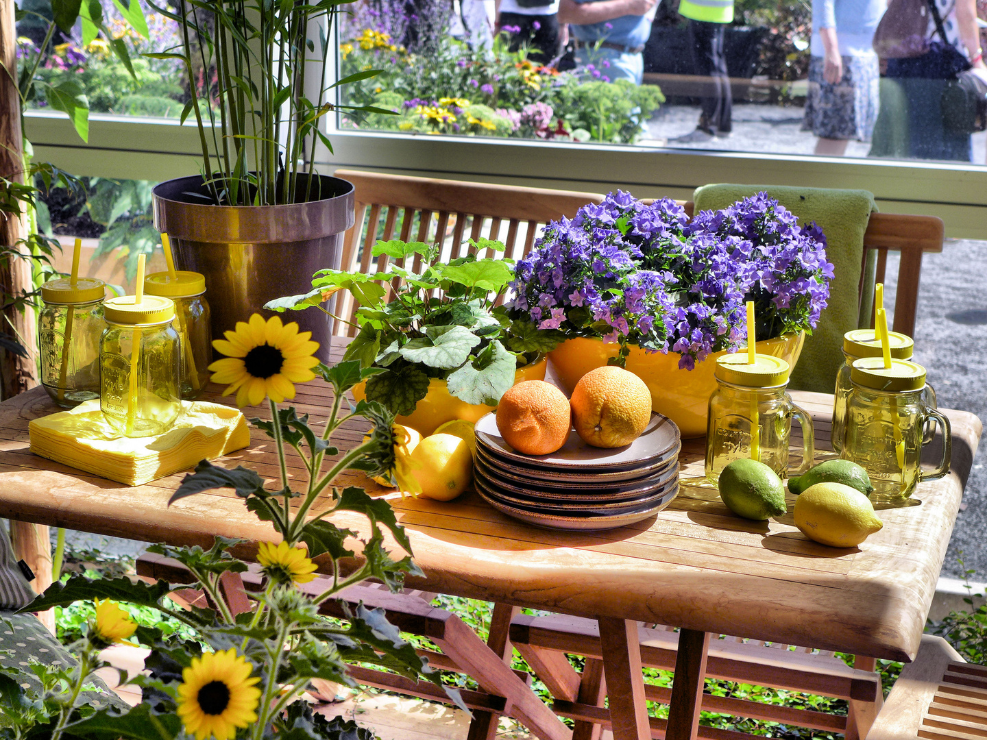 Deko mit Blumen und Früchten