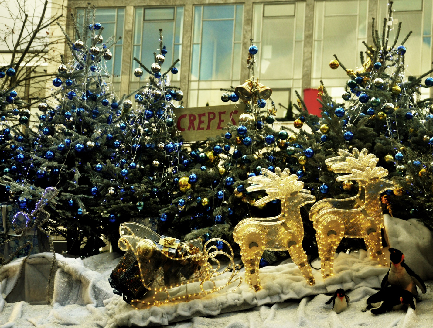 Dekoration der Stände auf dem Weihnachtsmarkt 2